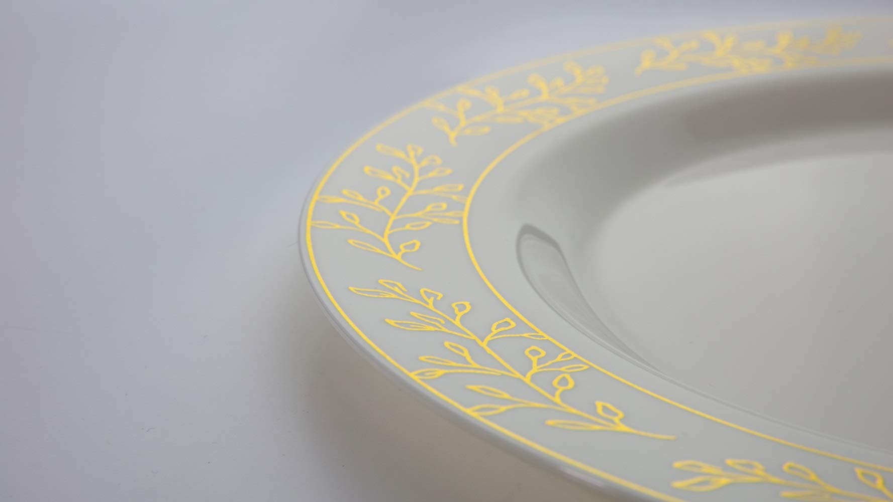 10.25 In. Gold Leaf Design Plastic Plates | 120 Count
