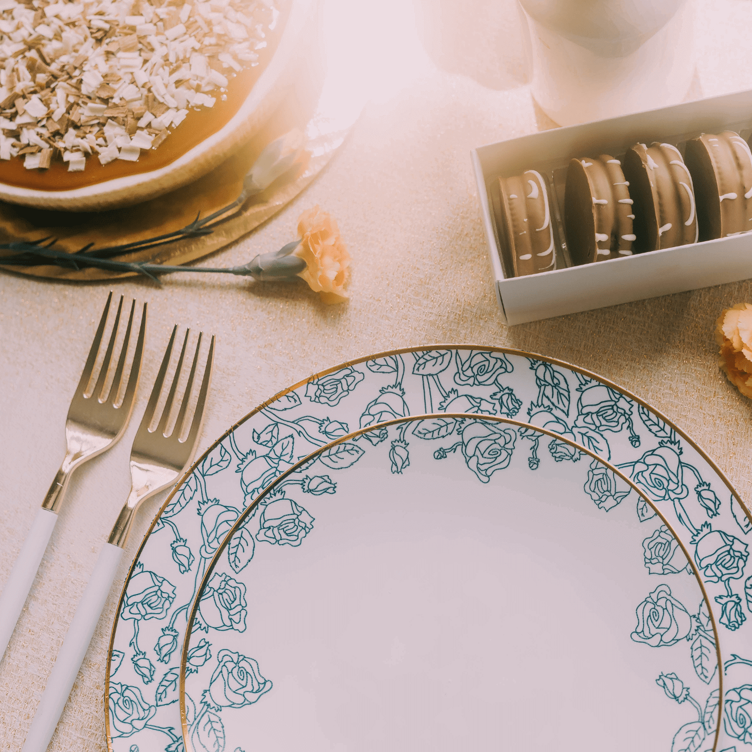 8 In. Roses Design Plastic Plates | 10 Count