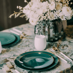 10 In. Classic Green Design Plastic Plates | 120 Count