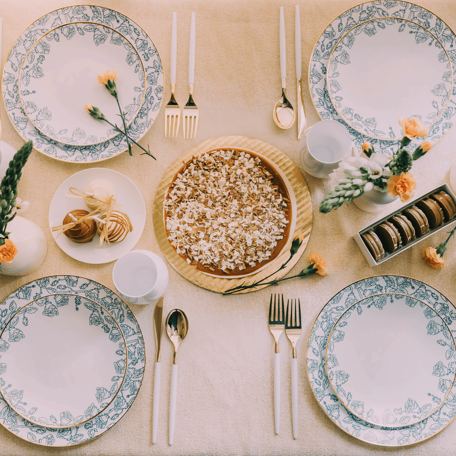 10 In. Roses Design Plastic Plates | 10 Count