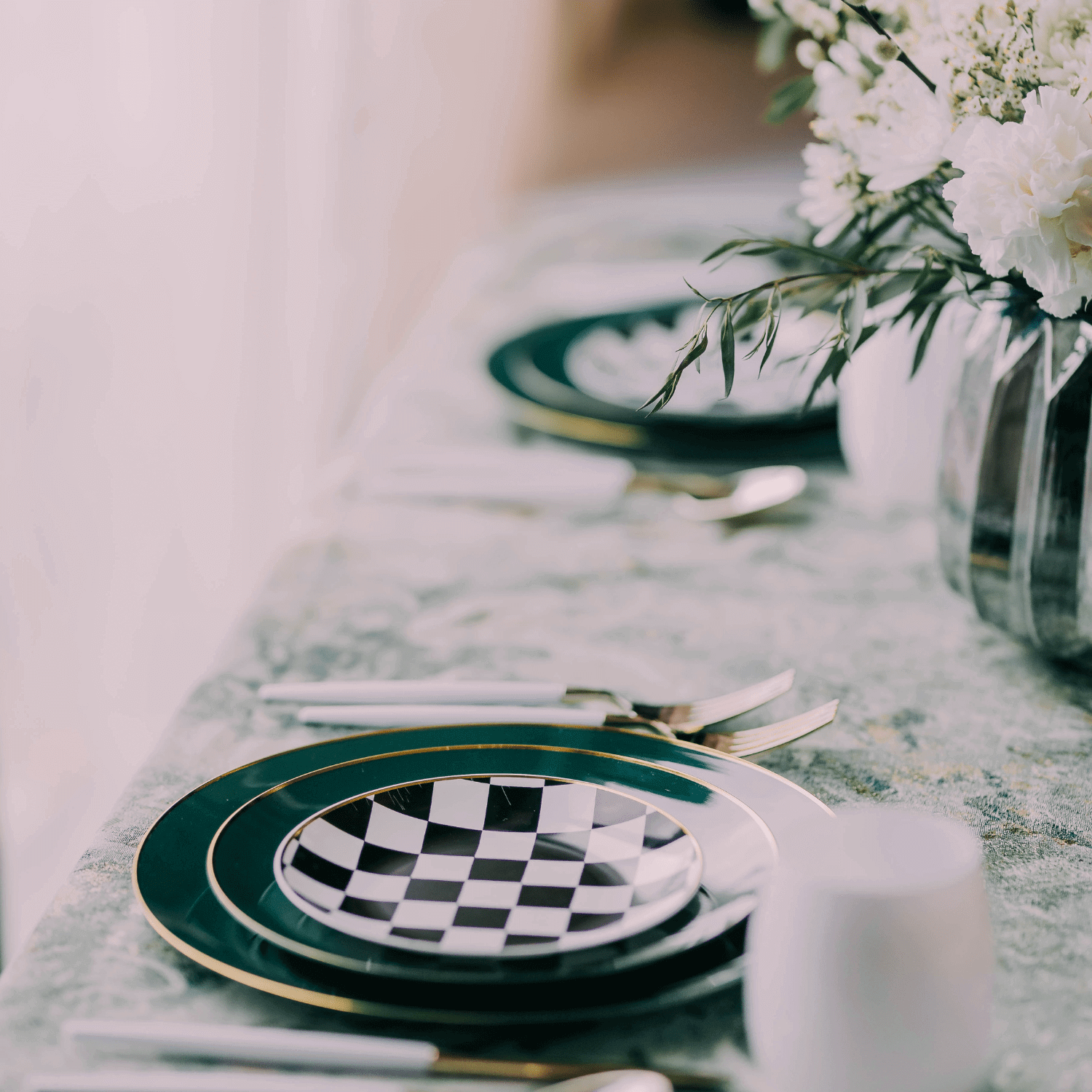 10 In. Classic Green Design Plastic Plates | 120 Count