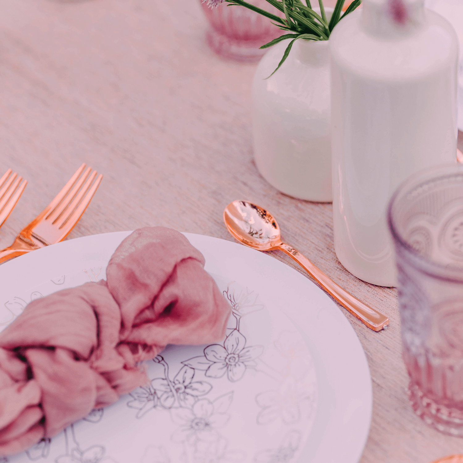 8 In. Blossom Design Plastic Plates | 10 Count