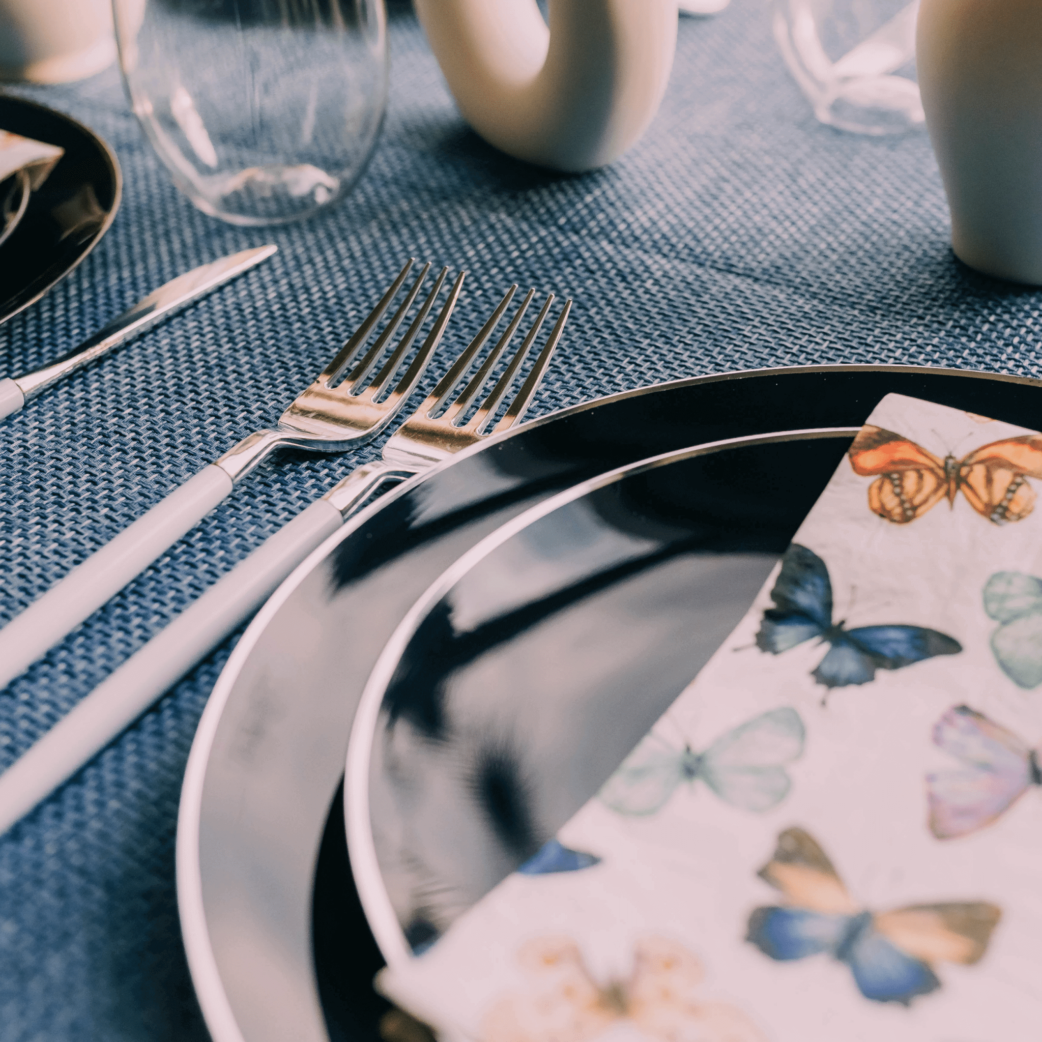 10 In. Navy Classic Design Plates | 10 Count