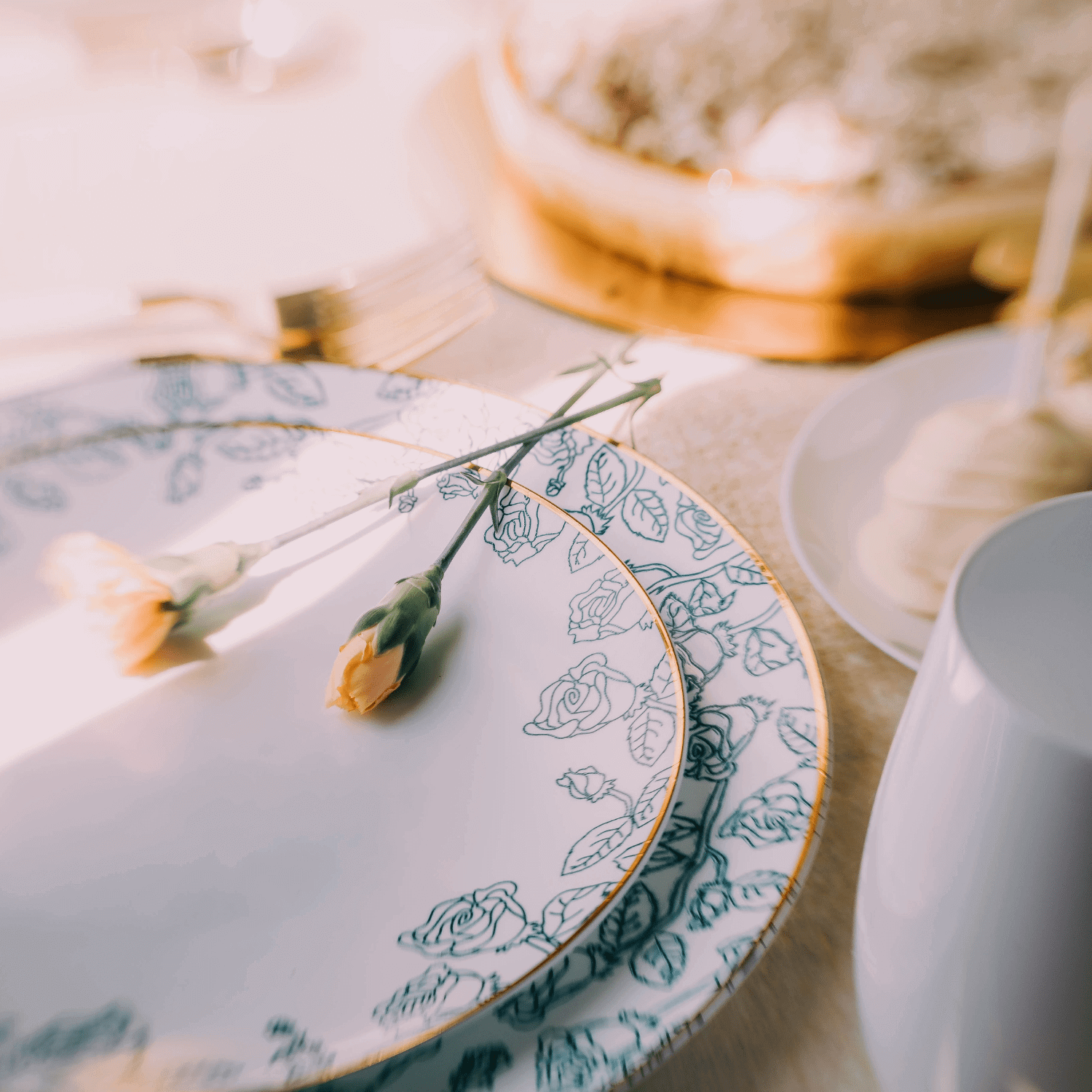 8 In. Roses Design Plastic Plates | 10 Count